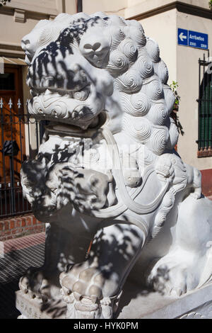 Eine kaiserliche Wächter Löwe am Eingang des chinesischen Viertels. Belgrano, Buenos Aires, Argentinien. Stockfoto