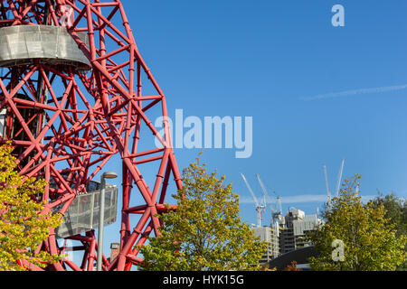 Von Queen Elizabeth Olympic Park in Stratford London abstrakte ArcelorMittal Orbit roten röhrenförmigen Spirale Stahl Struktur auf der einen Seite des Bildes mit wh Stockfoto