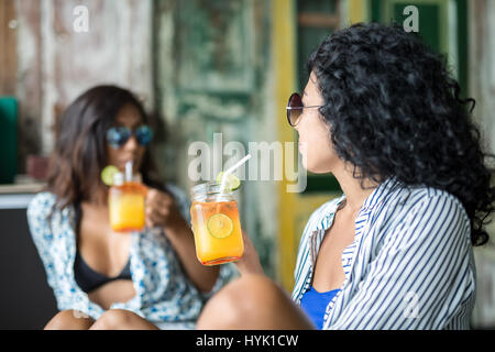 Mädchen mit cocktails Stockfoto