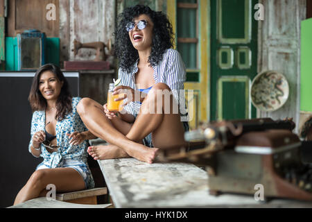 Asiatische Mädchen in der Bar Stockfoto