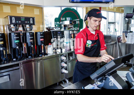 Orlando Winter Park Florida, Krispy Kreme Donuts, Donut Company, Kaffeehaus, Mann Männer männlich, junge Erwachsene, Theke, Kassierer, Job, Kaffeemaschine, Arbeit Stockfoto