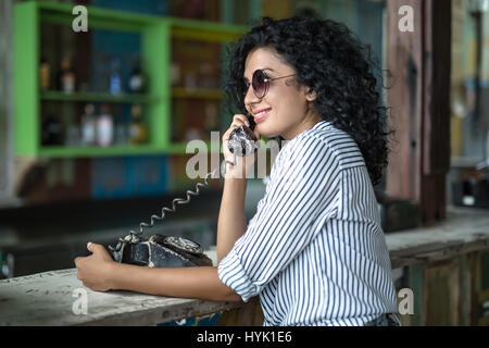 Mädchen ist am Telefon sprechen. Stockfoto