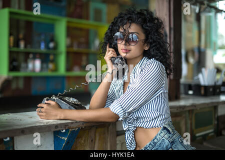 Mädchen ist am Telefon sprechen. Stockfoto