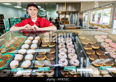 Orlando Winter Park Florida, Krispy Kreme Donuts, Donut Company, Kaffeehaus, junge Jungen, männliche Kinder Kinder Kinder Jugendliche, Teenager Teenager teena Stockfoto