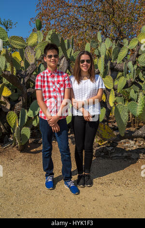 Französischer Touristen, Bruder und Schwester, Mission San Francisco Solano de Sonoma, Stadt von Sonoma, Sonoma, Sonoma County, Kalifornien Stockfoto