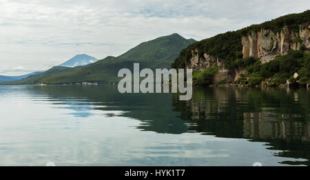 Schöne Küste der Kurilen See spiegelt sich im Wasser. Stockfoto