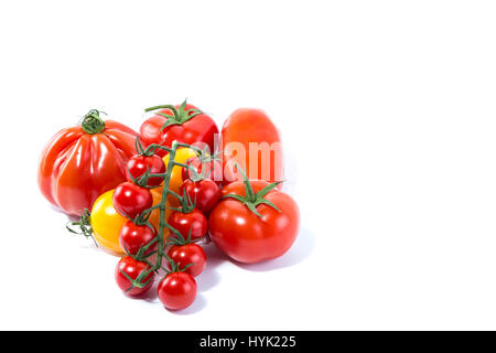 Verschiedene Arten von frischen Tomaten in weißen Hintergrund isoliert Stockfoto