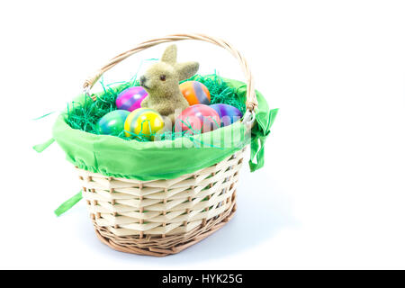 Korb gefüllt mit grünem Tuch und gefälschte Grass mit Osterhasen und sechs handbemalte Hühnereier Stockfoto