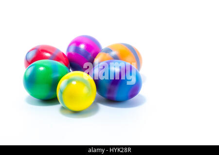 Sechs farbige Ostereier - Hand gelb, blau, grün, rot, rosa, Orange mit Streifen in weißen Hintergrund isoliert Stockfoto