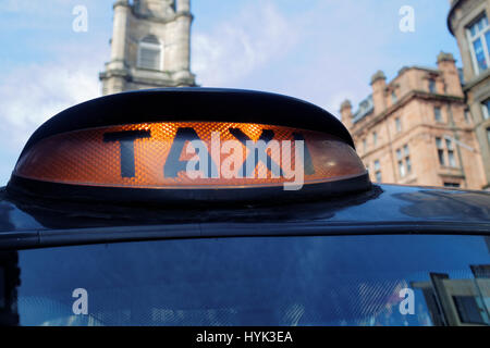 London Style Taxi mieten Licht auf generische Stadtansicht schwarz Stockfoto