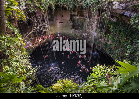 Ik Kil Cenote, beliebtes Wahrzeichen Yucatan, Mexiko Stockfoto
