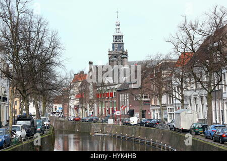 Oosthaven Kanal, Gouda, Niederlande mit Gouda-Museum befindet sich im 17. Jahrhundert Catharina Gasthuis Gebäude / Stockfoto