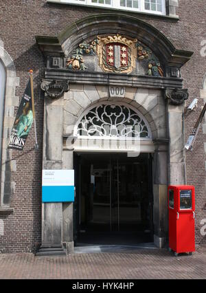 Vor dem Eingang des th-Gouda-Museums im 17. Jahrhundert, die Catharina Gasthuis Gebäude am Oosthaven Kanal, Gouda, Niederlande Stockfoto