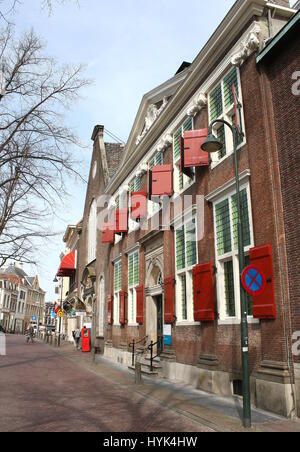 Fassade des Museums Gouda im 17. Jahrhundert, die Catharina Gasthuis Gebäude am Oosthaven Kanal, Gouda, Niederlande Stockfoto