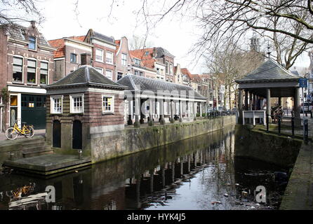 18. Jahrhundert Fischhändler Ständen entlang historischer Hoge Gouwe und Lage Gouwe Kanal, Zentrum von Gouda, Niederlande Stockfoto