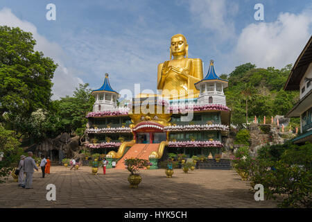 Sri Lanka - Dambulla, goldene Buddha-Statue über dem Buddish-Museum, UNESCO-Weltkulturerbe Stockfoto