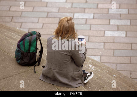 Glasgow Straße Szene Stadtbild Jugendliche Touristen sitzen auf Stufen beobachten Leben vorbeiziehen Stockfoto