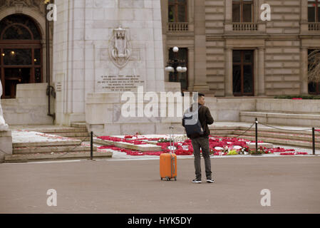 Asiatische Touristen fotografieren vor dem Kriegerdenkmal George Square, Glasgow Stockfoto