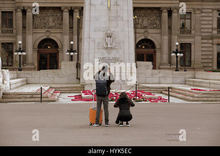 Asiatische Touristen fotografieren vor dem Kriegerdenkmal George Square, Glasgow Stockfoto