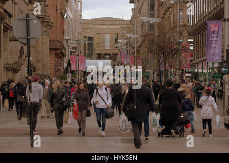 Shopping-Fans und Touristen Einkaufen in Massen Om Buchanan Street Glasgow Stockfoto