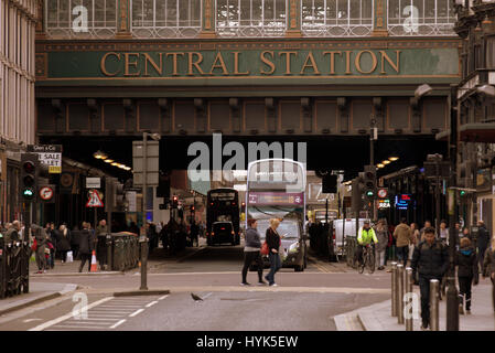 Hauptbahnhof die Hochländer Regenschirm Glasgow Straßenszene Stockfoto