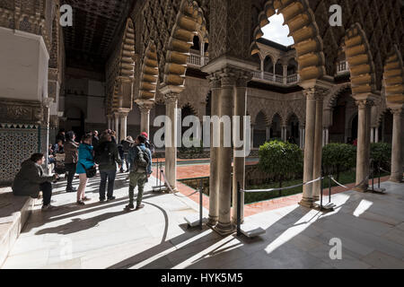 Der Innenhof der Jungfrauen (Patio de Las Huasaco) im Real Alcazar (Königlicher Palast) ursprünglich maurischen muslimischen Könige errichteten steht im Mittelpunkt Stockfoto