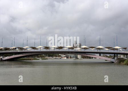 Die Puerto Cristo De La Expiracion über den Guadalquivir Fluss Tirana Bezirk und Zentrum von Sevilla in Spanien verbinden.   Die Brücke hat eine unu Stockfoto