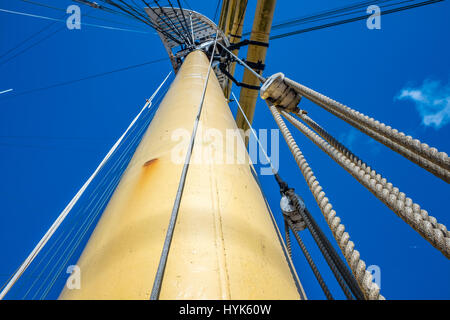 Seile, rigging, Masten und Aufenthalte auf Traditionssegler Stockfoto