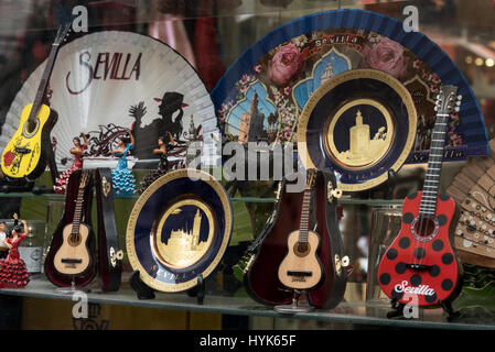 Ein Shop-Schaufenster von Sevilla touristische Souvenirs - Fans, spanische Gitarren und Platten auf den Verkauf in der Altstadt von Sevilla, Sevilla, Spanien Stockfoto