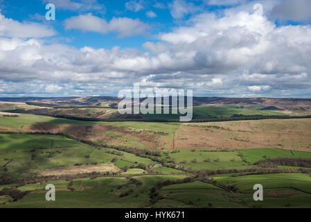 Schöne Aussicht auf Peak District Hügel aus Lose Hill, Derbyshire. Auf der Suche nach Hoffnung Kreuz und der Pennines. Stockfoto