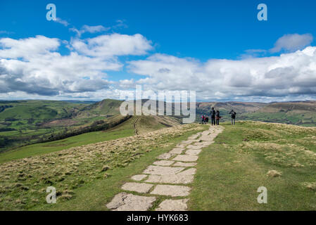 Wanderer auf Lose Hügel im Peak District, nach dem Rücken Fuß zum Mam Tor an einem sonnigen Frühlingstag. Stockfoto