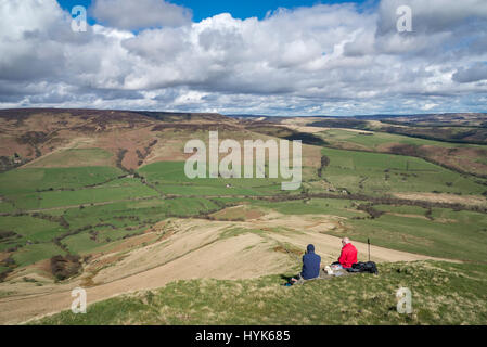 Zwei im mittleren Alter Männer genießen die Aussicht vom Lose Hill im Peak District an einem schönen sonnigen Frühlingstag. Stockfoto