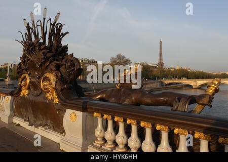 Die Brücke Pont Alexandre III, mit dem Fluss Seine und den Eiffelturm im Hintergrund. In Paris, Frankreich im Beaux-Arts-Stil erbaut. Stockfoto