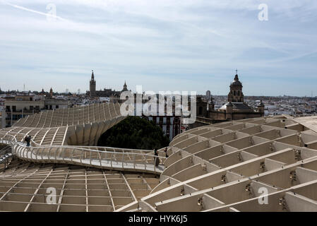 Skyline von Sevilla aus der oberen Ofv Metropol Parasol, befindet sich in La Encarnacion Plaza (Quadrat) in der Altstadt von Sevilla in der Andulisa Provinz, So Stockfoto