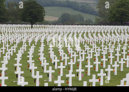 Gräber der amerikanischen militärischen, die im zweiten Weltkrieg umgekommen sind mit amerikanischen und belgischen Fahnen bei Henri-Chapelle-Friedhof in Belgien eingerichtet. Stockfoto