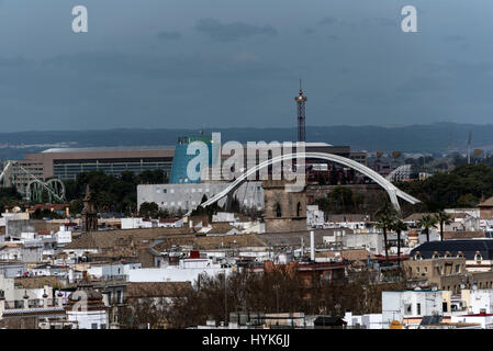 Skyline von Sevilla aus der oberen Ofv Metropol Parasol, befindet sich in La Encarnacion Plaza (Quadrat) in der Altstadt von Sevilla in der Andulisa Provinz, So Stockfoto