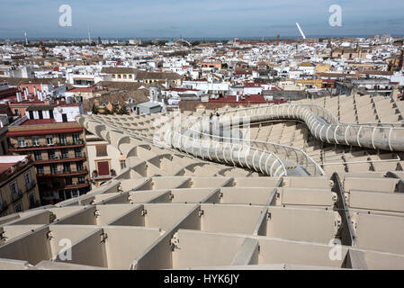 Skyline von Sevilla aus der oberen Ofv Metropol Parasol, befindet sich in La Encarnacion Plaza (Quadrat) in der Altstadt von Sevilla in der Andulisa Provinz, Sp Stockfoto