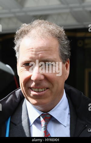 VISCOUNT LINLEY 29. JUNI 2012 IN LONDON MAYFAIR. David Armstrong-Jones 2. Earl of Snowdon auch bekannt als David Linley Möbelhersteller . Ein Sohn die Prinzessin Margaret und Anthony Armstrong-Jones 1. Earl of Snowdon. Russell Moore Portfolio-Seite. Stockfoto