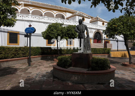 Die Bronzestatue außerhalb der Arena Real Maestranza Stierkampfarena in Sevilla, Spanien, ist Francisco Romero López, Spanischer Stierkämpfer, bekannt als Curro R Stockfoto