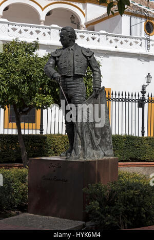 Die Bronzestatue außerhalb der Arena Real Maestranza Stierkampfarena in Sevilla, Spanien, ist Francisco Romero López, Spanischer Stierkämpfer, bekannt als Curro R Stockfoto