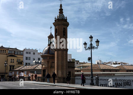 Die Capilla del Carmen ist eine kleine Kapelle befindet sich auf der Puente de Isobel 11 (Brücke von Isobel 11), die überspannt den Fluss Guadalquivir in Sevilla, Anda Stockfoto