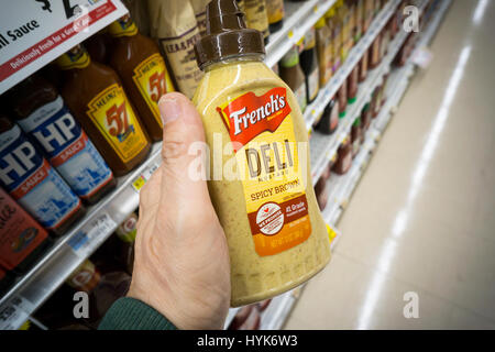 Ein Käufer wählt der französischen Marke Deli Stil Senf in einem Supermarkt in New York im Montag, 3. April 2017. Reckitt Benckiser hat seine Division Food umfasst neben Französisch Franks Red Hot und zahlreichen anderen Marken zum Verkauf in dem Bemühen, seine Schulden von $ 17,9 Milliarden Erwerb von Mead Johnson, der infant Formula Maker erworben zu senken. (© Richard B. Levine) Stockfoto