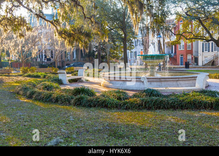 Savannah, Georgia.  Deutsche Memorial Fountain, Orleans Square.  Spanischem Moos (Tillandsia Usneoides) in den Bäumen. Stockfoto