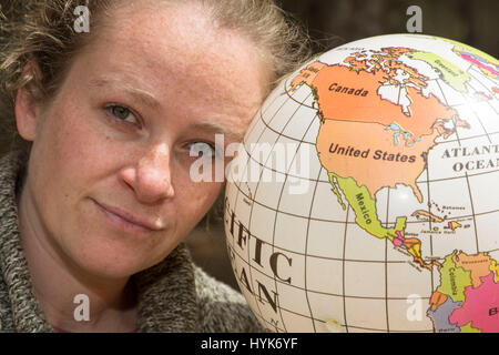 Träumen Reisen Holding Frauenwelt ball in Hand Stockfoto