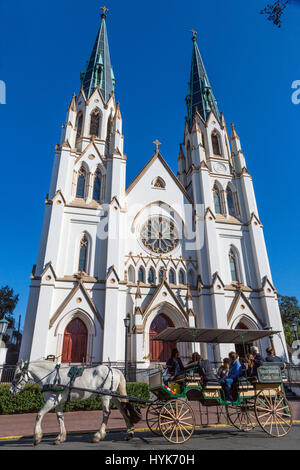 Savannah, Georgia.  Kutschfahrt vorbei an St. Johannes der Täufer katholische Kathedrale. Stockfoto