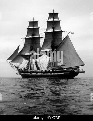 AJAXNETPHOTO.1900S. SOLENT, ENGLAND. -HMS MARTIN, BRIG, 503 TONNEN. EINER DER FÜNF SEGELSCHIFFE DER ROYAL NAVY ZUR AUSBILDUNG BOYS AUS DER HAFEN. ERBAUT IM JAHRE 1890, WAREN DIE MARTIN UND ANDERE IN LORD FISHER "WISSENSCHAFTLICHE NAVAL TRAINING-PROGRAMM." WEGGEFEGT DIE MARTIN WAR ÄHNLICH WIE IN DESIGN UND RIGG BRIGGS AUS DEM 18. JAHRHUNDERT, ABER WENIGER SEGEL AUF KÜRZERE WERFTEN DURCHGEFÜHRT. FOTO: AJAX VINTAGE BILD BIBLIOTHEK REF: AVL/NA/BRIG/MARTIN-4 Stockfoto