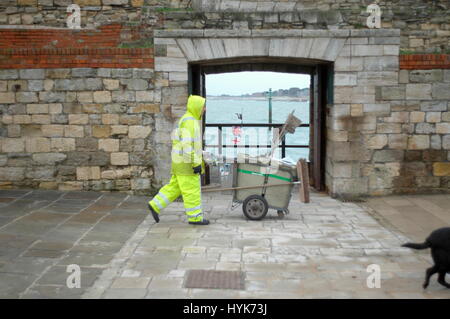 AJAXNETPHOTO. 2005. PORTSMOUTH, ENGLAND. -LOCH IN DER WAND - DIESE HARMLOSE LOCH IN DEN HEIßEN WÄNDEN DES ALTEN PORTSMOUTH GENANNT ALTE SALLY PORT IST WO NELSON LETZTEN ENGLISCHEN FUß AUF SEPTEMBER 1805 VOR DEM EINSCHIFFEN AUF HMS VICTORY DURCH EINFÜHRUNG DES BODENS. FOTO: JONATHAN EASTLAND/AJAX REF: 53001 / 429 Stockfoto