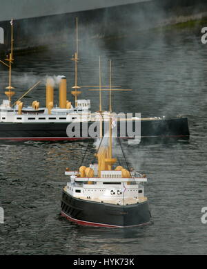 AJAXNETPHOTO. 3. JULY,2005.PORTSMOUTH, VIKTORIANISCHEN ENGLAND - IFOS 2005 - BEMANNTE MODELL DREADNOUGHTS IN AKTION. FOTO: JONATHAN EASTLAND/AJAX REF: D50307 / 96 Stockfoto