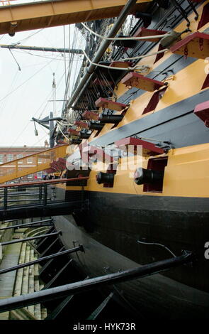 AJAXNETPHOTO. 2005. PORTSMOUTH, ENGLAND. -STARRENDE - NELSONS FLAGGSCHIFF HMS VICTORY GESEHEN VOM HAFEN VIERTEL GESPICKT MIT KANONE.  FOTO: JONATHAN EASTLAND/AJAX REF: D15003 / 1471 Stockfoto