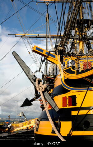 AJAXNETPHOTO. PORTSMOUTH, ENGLAND - STEUERBORD ANKERBALKEN UND ANKER - AUF HMS VICTORY, DAS FLAGGSCHIFF VON ADMIRAL HORATIO NELSON IN DER SCHLACHT VON TRAFALGAR. FOTO: JONATHAN EASTLAND/AJAX REF: 208 Stockfoto